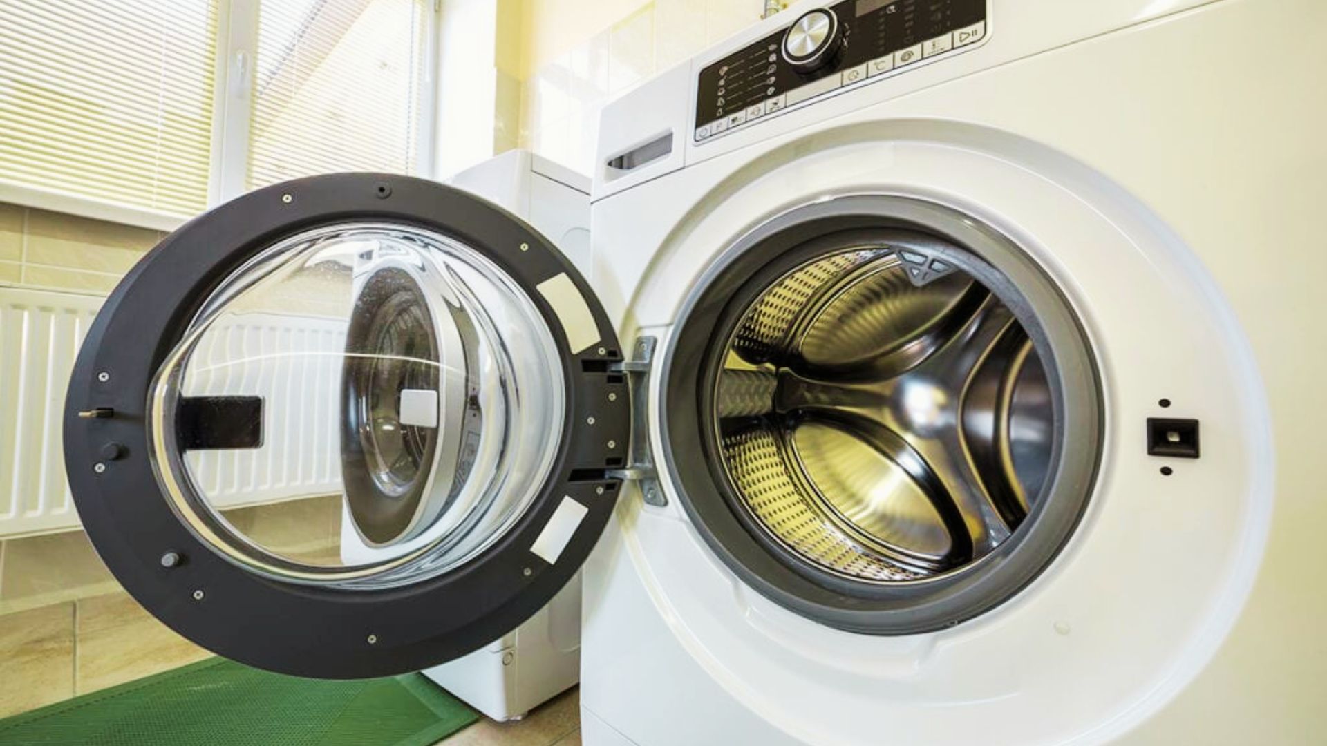 Empty front-load washing machine drum with door open, ready for a quick wash cycle of 15 to 40 minutes.